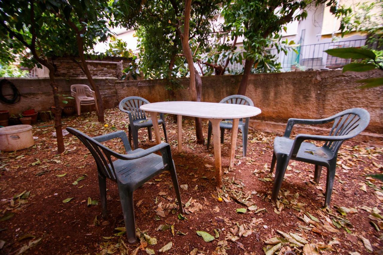 Birbili Youth Guest House Афины Экстерьер фото