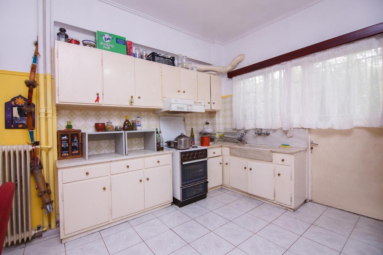Birbili Youth Guest House Афины Экстерьер фото